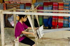 Niña vietnamita tejiendo
